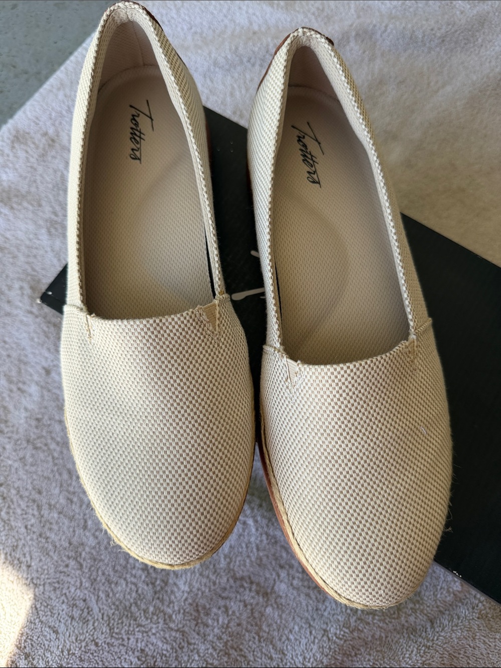 Trotters Women's Beige Slip-On Mesh Loafers